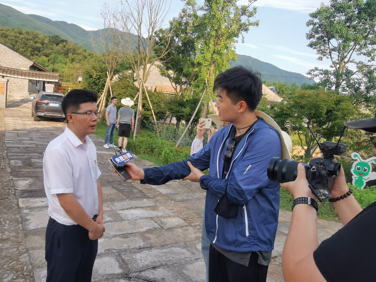 中央媒体采访团采访横坎头村党委书记.