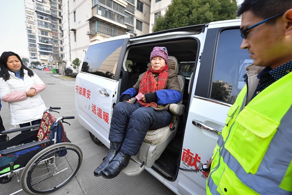 体检,就医免费接送 市中心区的低保户,80岁以上老人等找他们