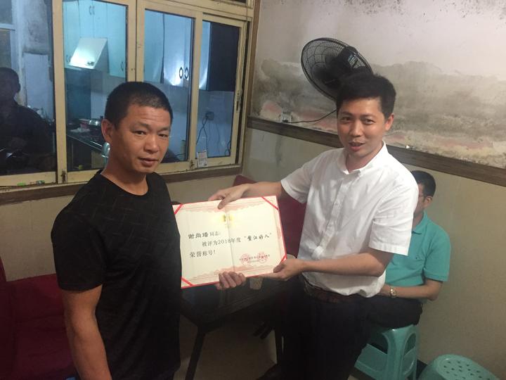 高速大巴失控撞护栏,他临危"抢"下方向盘,近30名乘客