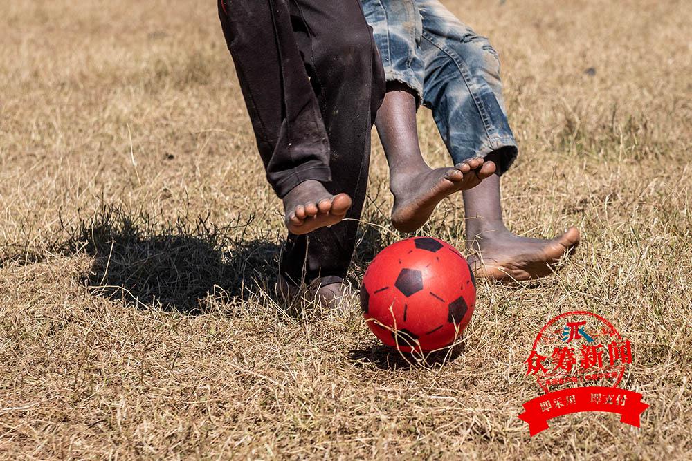 自制足球 赤脚踢球 .宁波女摄影师眼中的非洲小