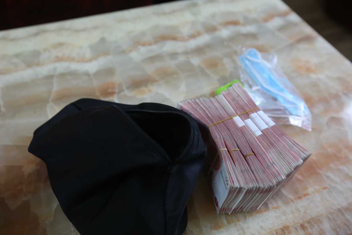 整个人都傻了坐完出租车她发现装了7万现金的包忘拿了