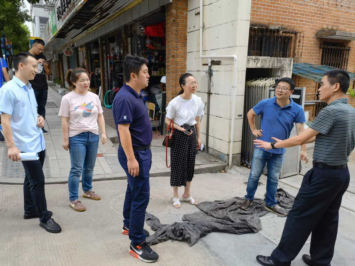 市12345“破难题小分队”协调督办镇海老旧小区积水问题.jpg