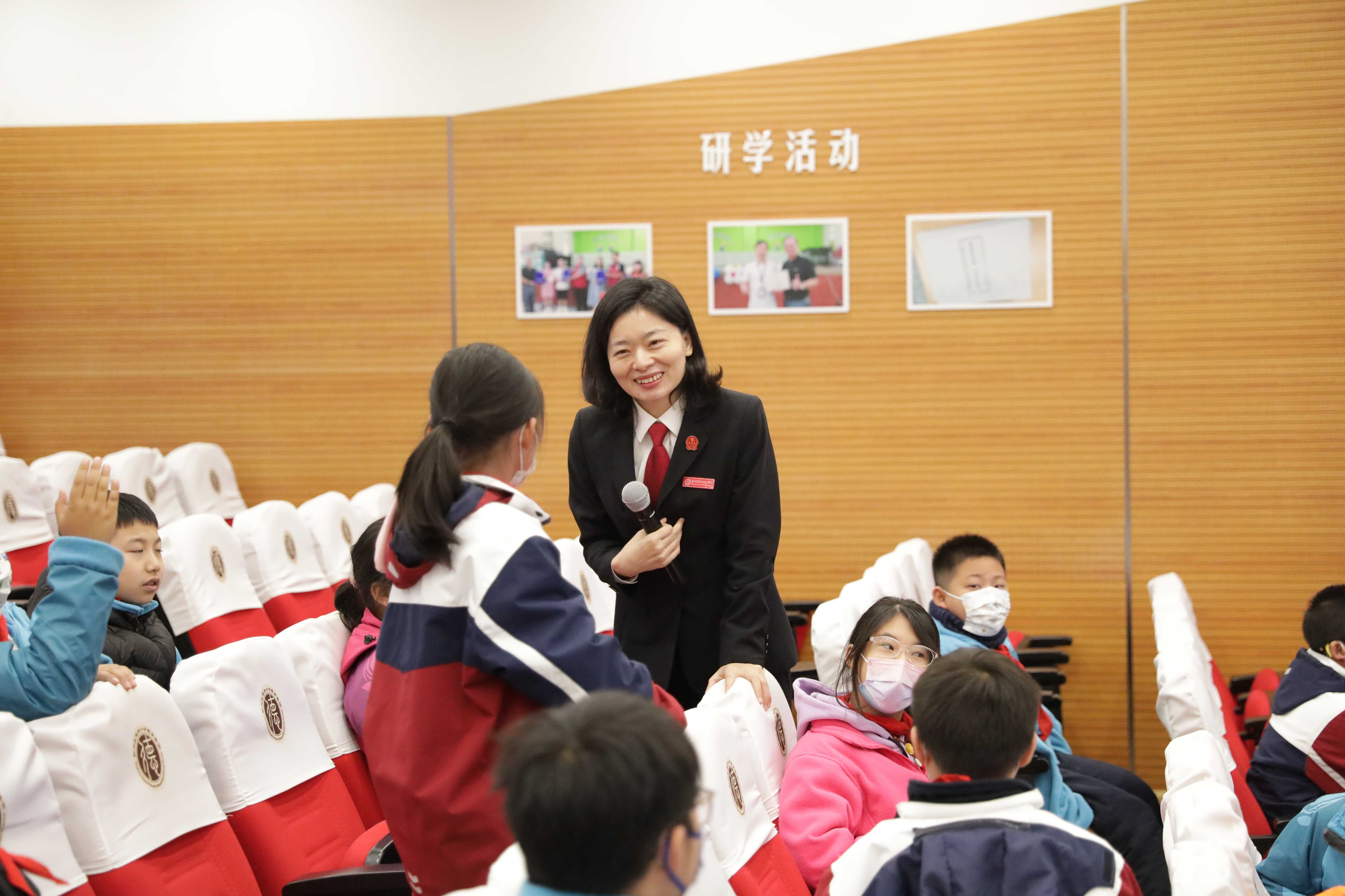 德培小学校长图片