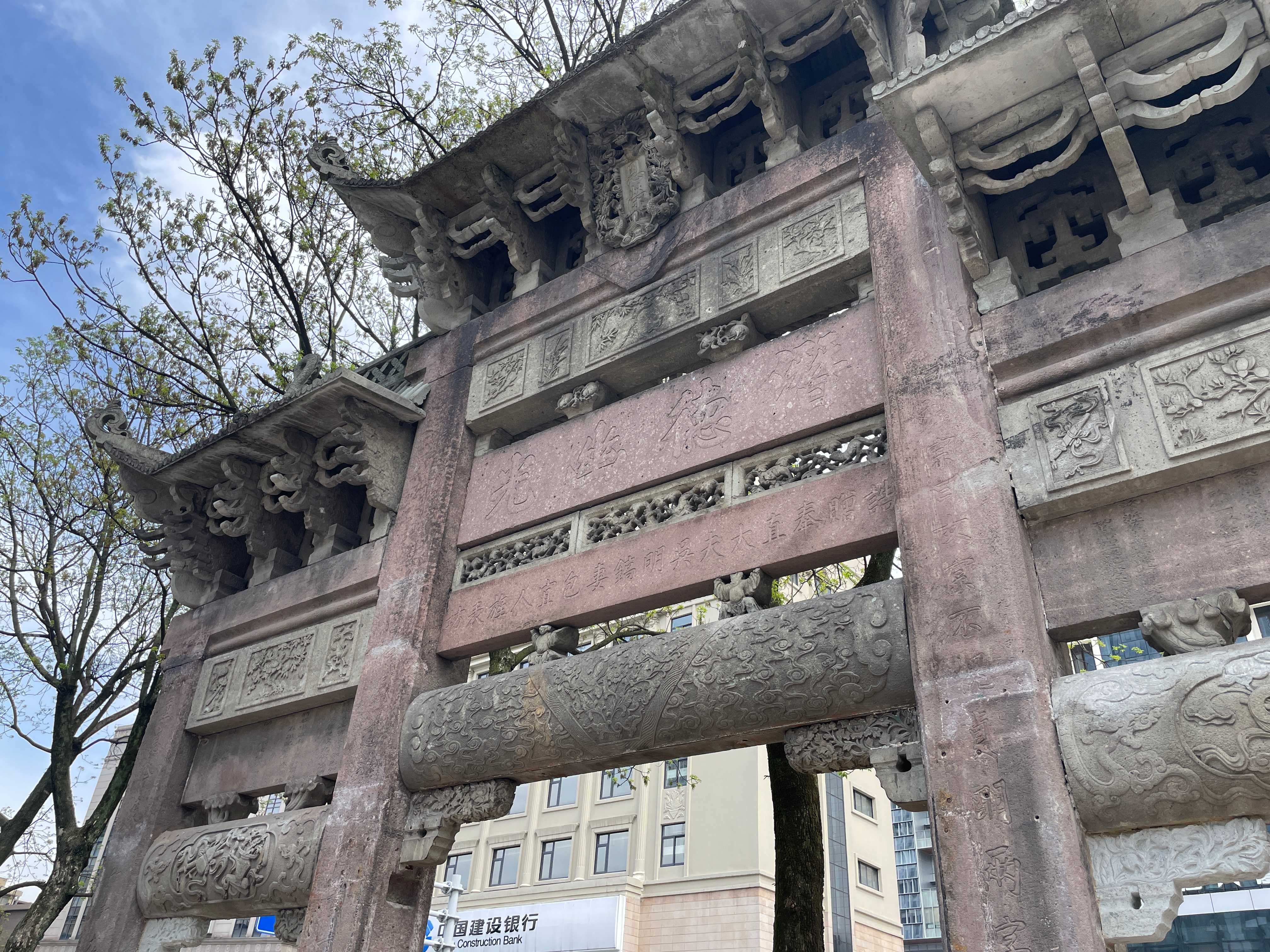 彩虹坊露“真容”！它是宁波城区现存最完整的清代石牌坊