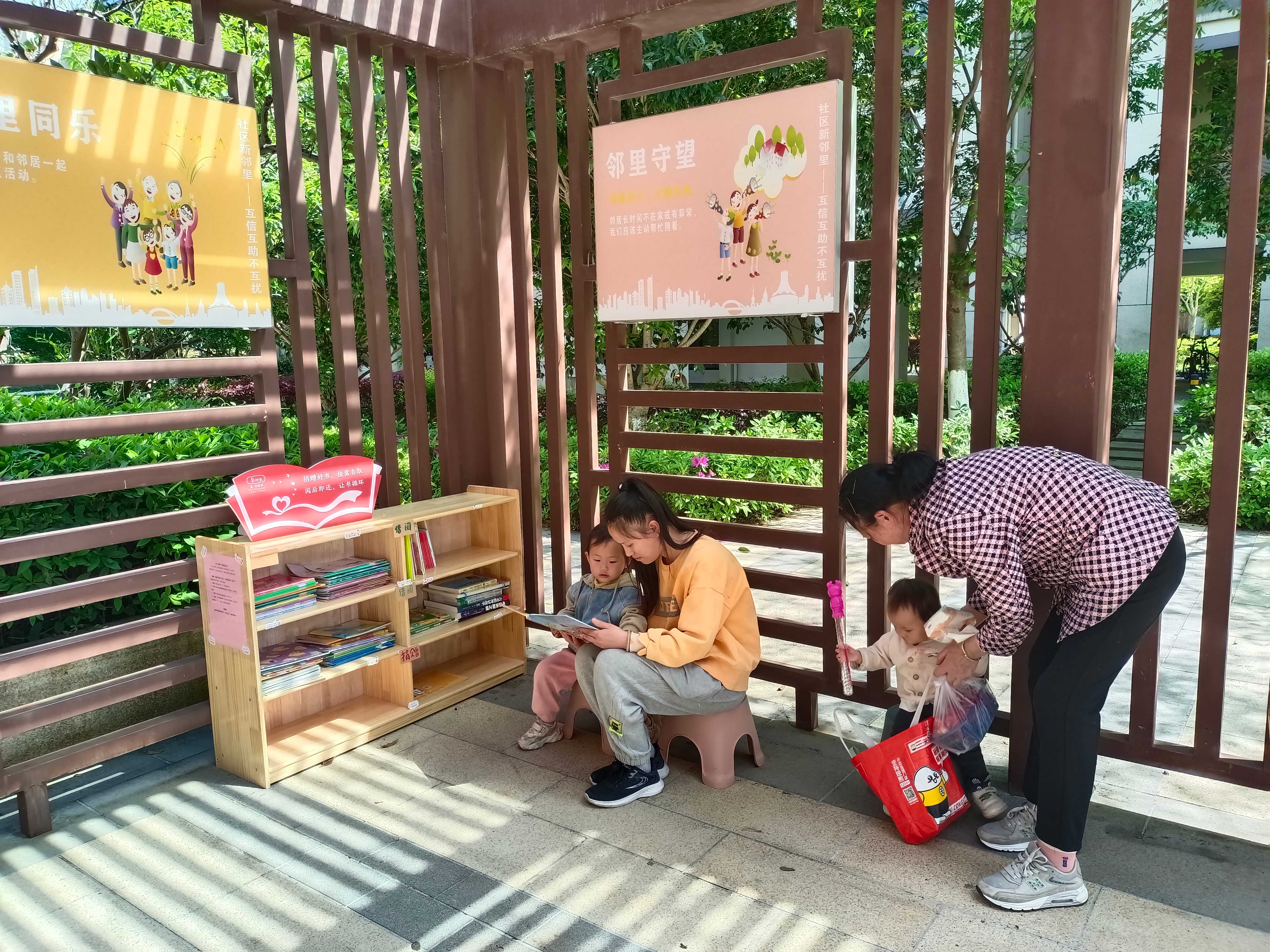 阅读氛围拉满！江北这个社区将共享书架搬进自然