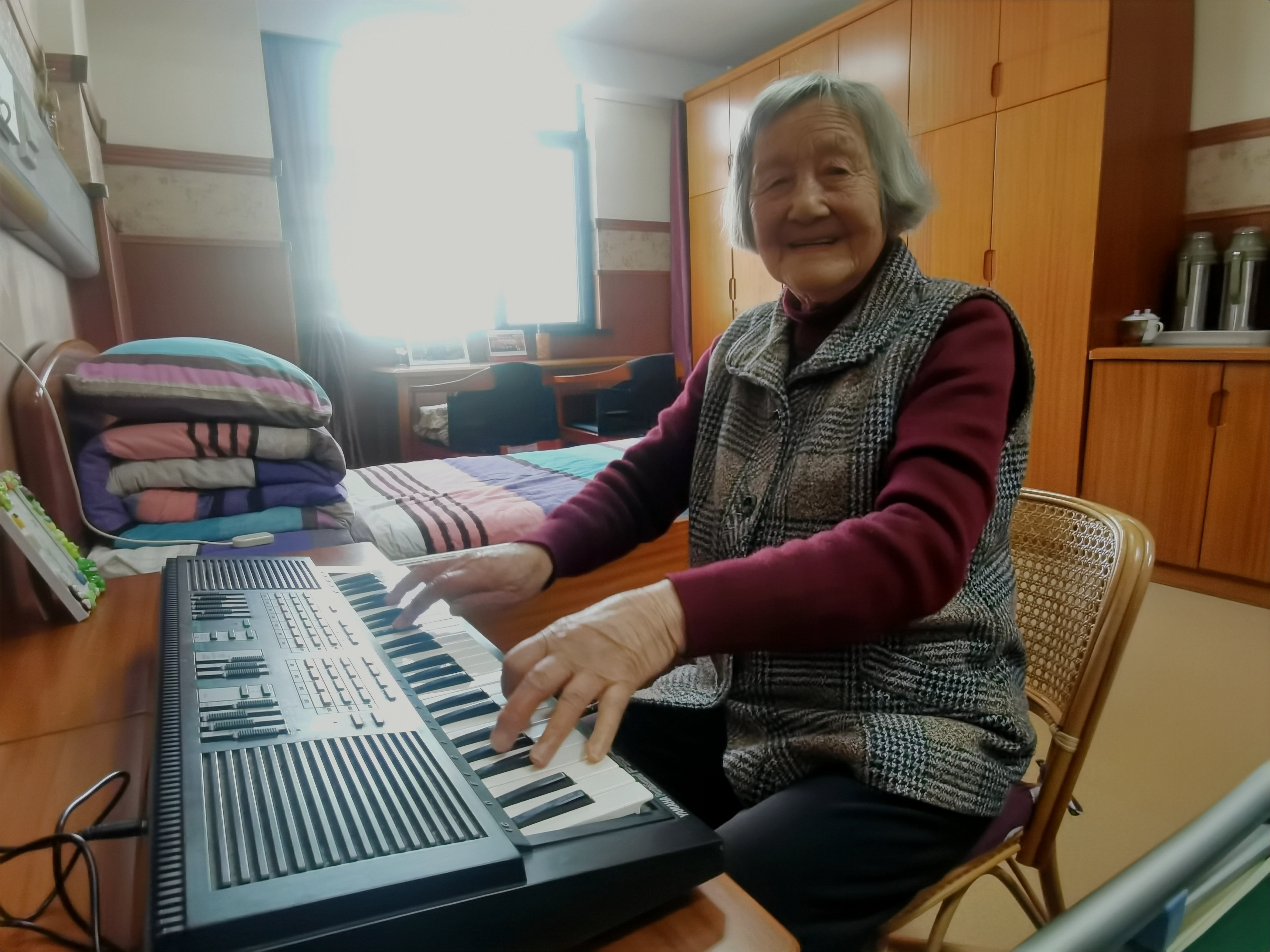 百岁老人⑪保持一颗爱学习的心，99岁的乌婆婆日子过得有滋有味