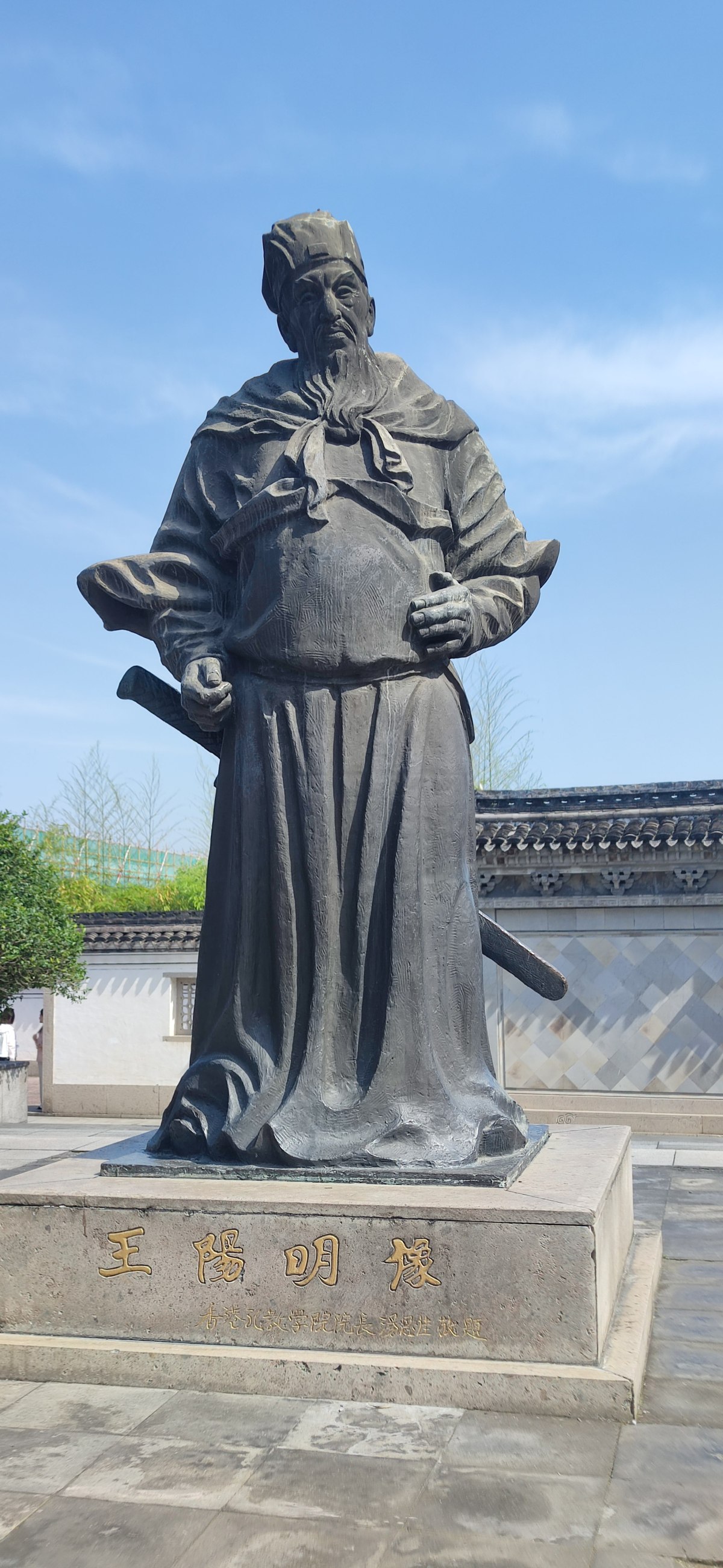 王阳明故居前的王阳明像.jpg