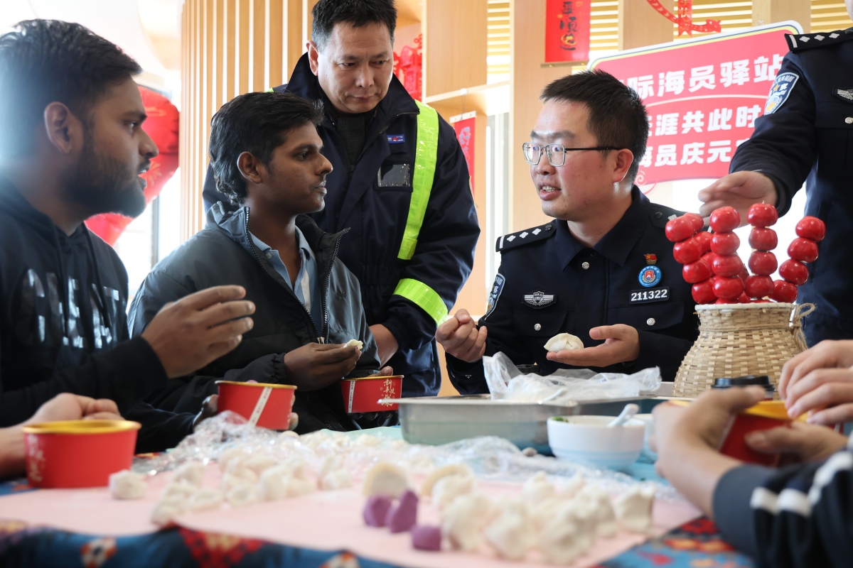 图为民警教国际海员包饺子场景1.jpg