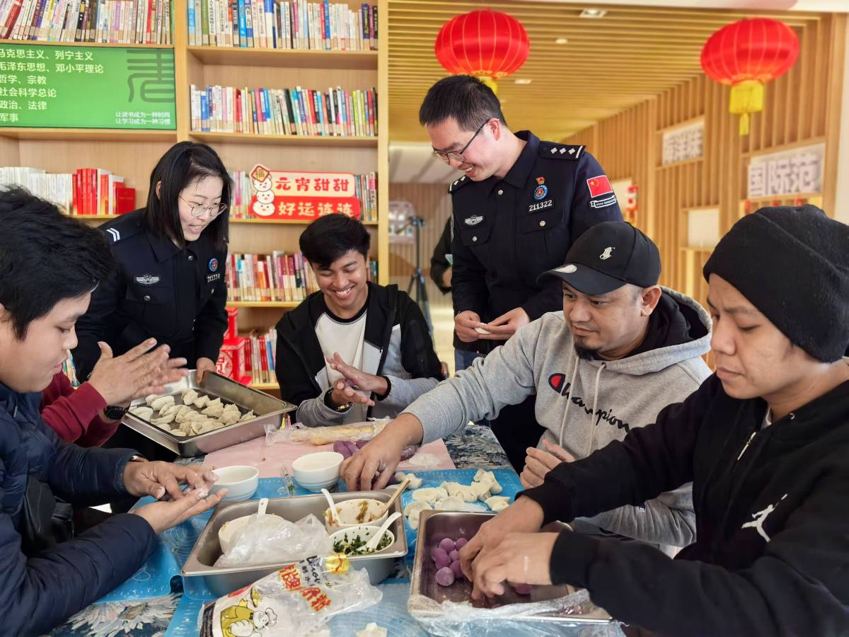 图为民警教国际海员包饺子场景3.jpg