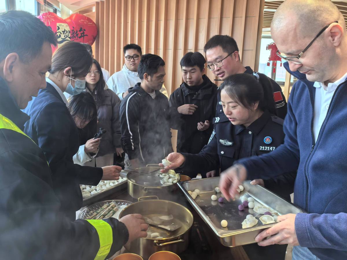 图为民警与国际海员一同煮汤圆场景2.jpg