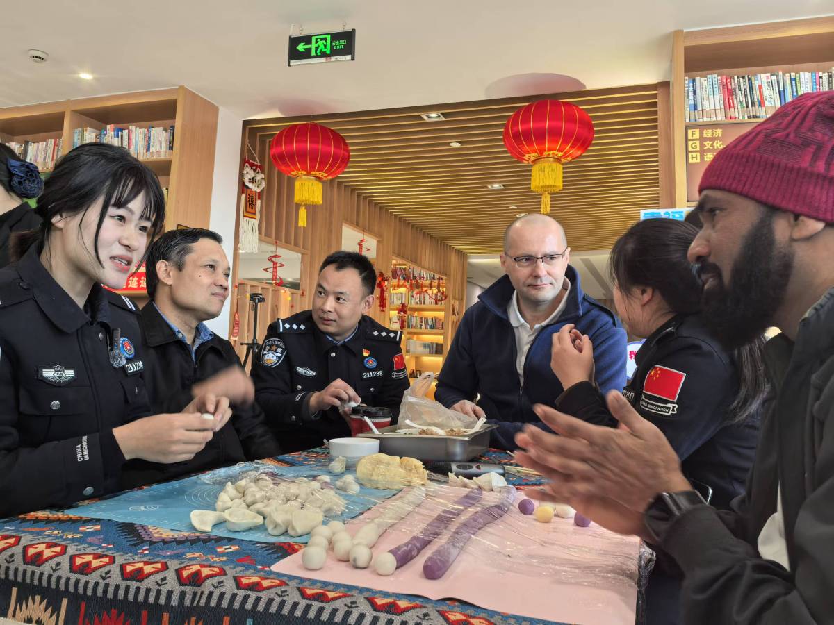 图为民警教国际海员包饺子场景2.jpg