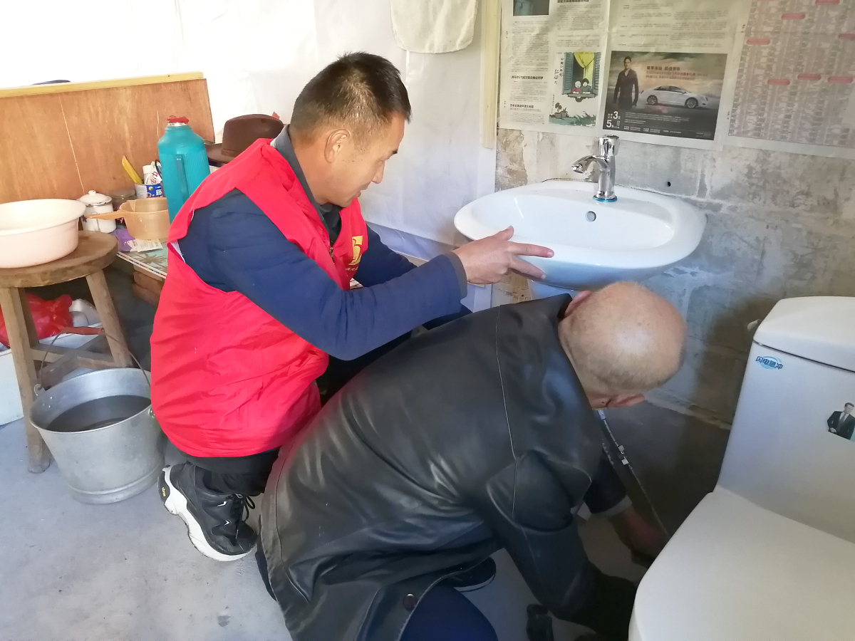 志愿者帮助安装龙头洁具.jpg