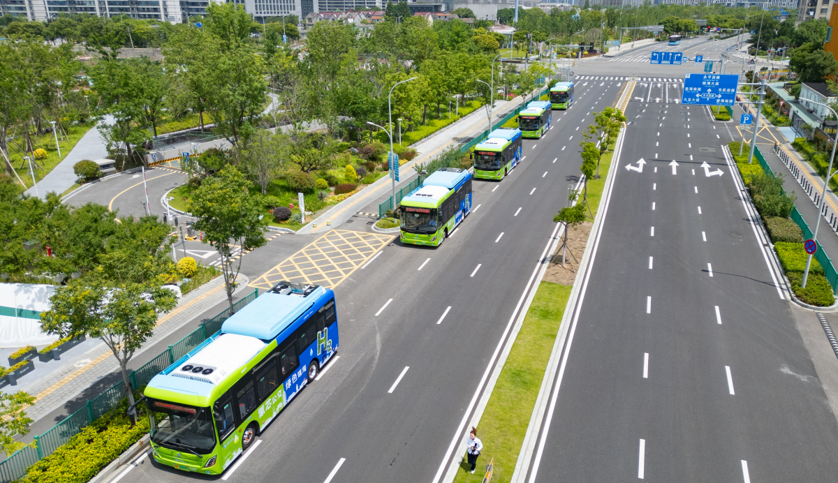 图为即将试运营的5辆氢能源公交车行驶在西大河路4.jpg