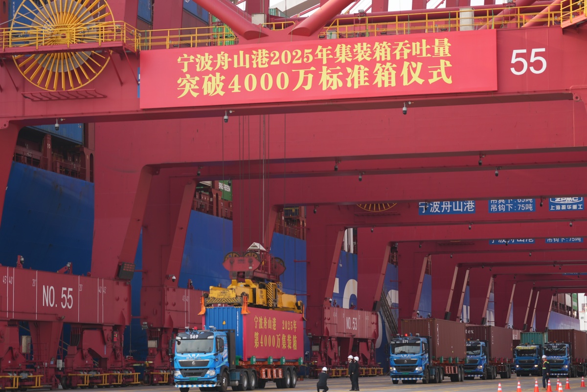 寧波舟山港2025第4000萬集裝箱起吊現場。.jpg