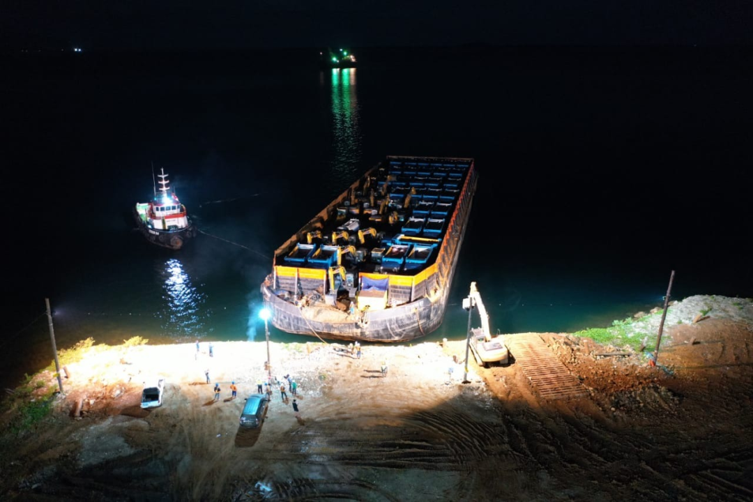 力勤印尼工程设备运抵码头,夜间卸货