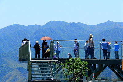 四明山玻璃栈道图片