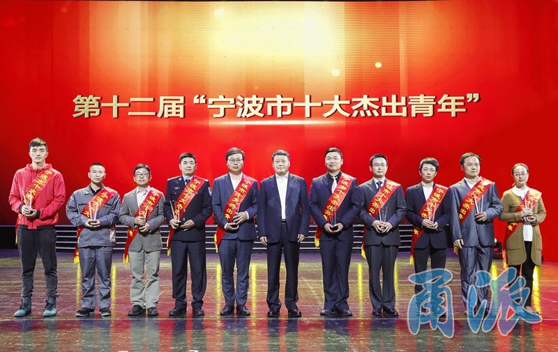 (唐书记与十大杰出青年代表合影.王鹏摄)