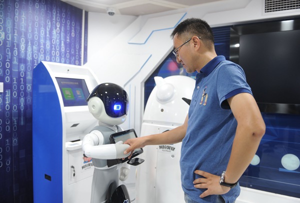 机器人警察在宁波上岗了 指挥交通有模有样