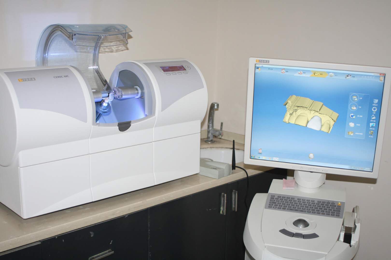 (瓷睿刻研磨仪正在通过患者的3d扫描图纸制作所需牙体)